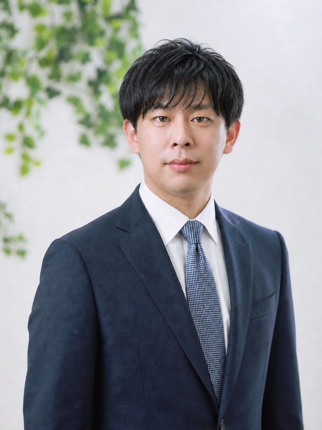Before:スタジオ背景に定番のスーツで撮影した婚活写真の例